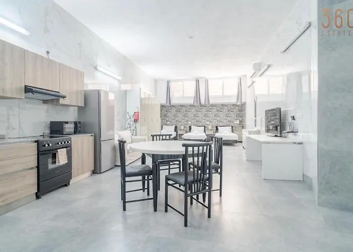 With Full Kitchen & 3 Beds In Tarxien