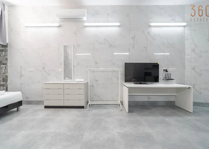 With Full Kitchen & 3 Beds In Tarxien *